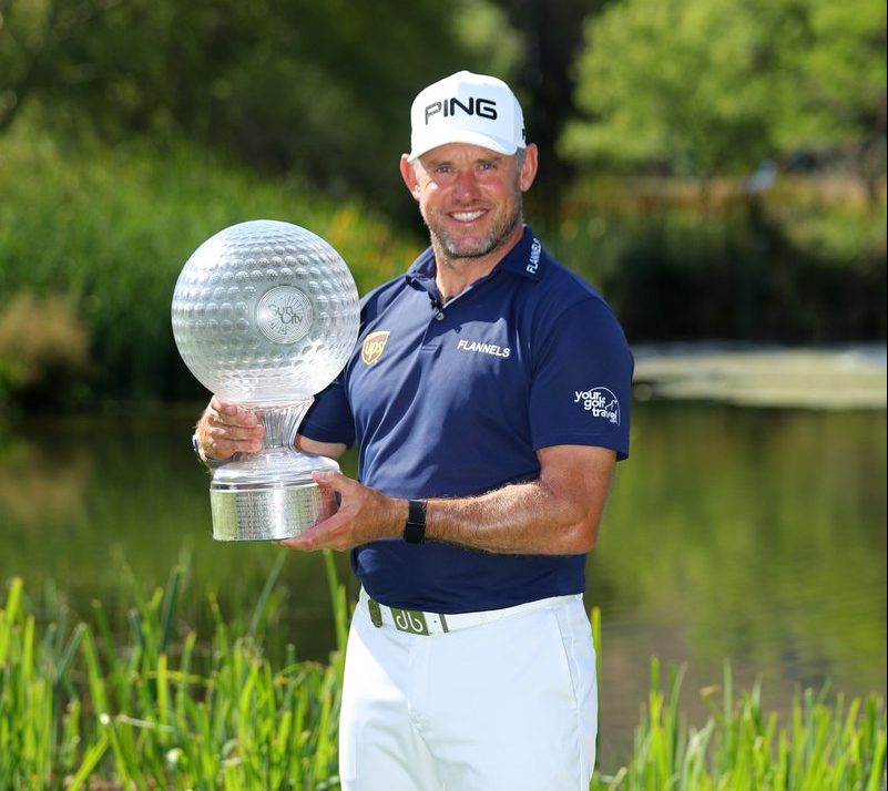 Lee Westwood posa con el trofeo de ganador del Nedbank Golf Challenge. © European Tour