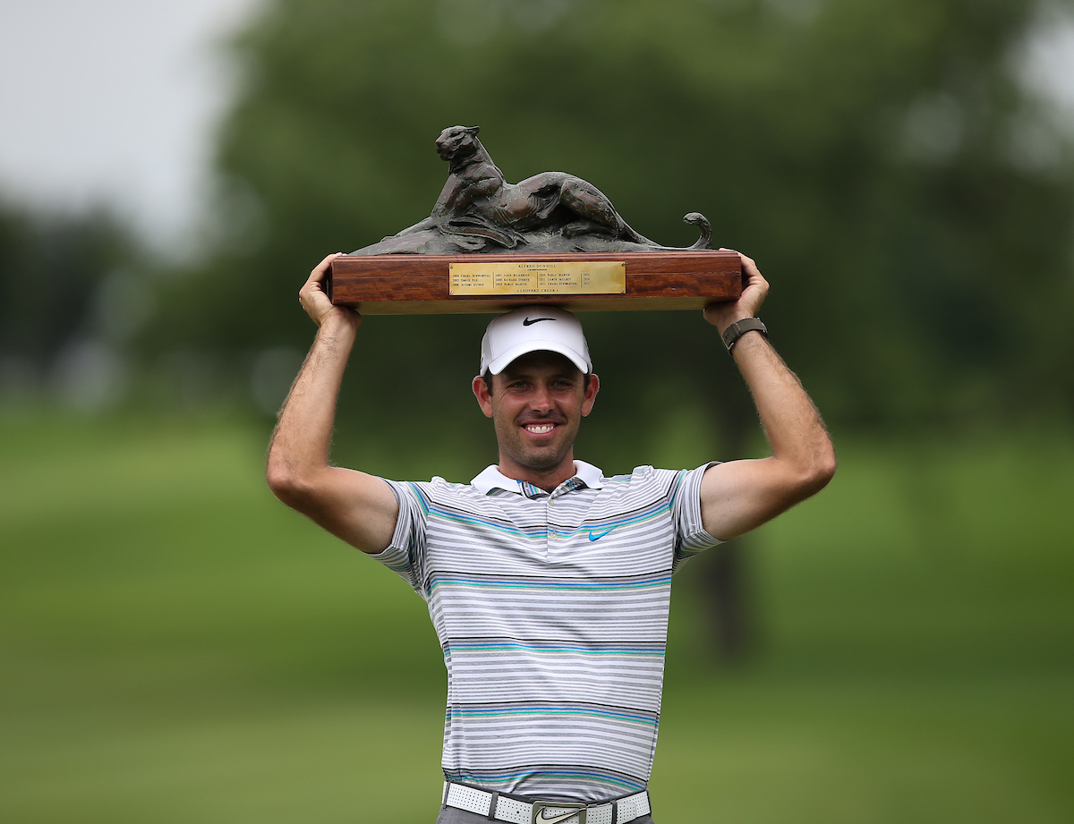 Charl Schwartzel posa con el trofeo de ganador del Alfred Dunhill Championship 2013. © Golffile | David Lloyd 