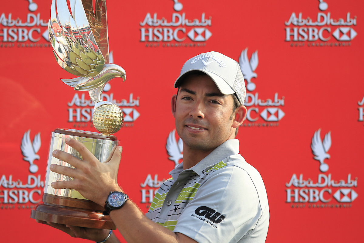 Pablo Larrazábal posa con el trofeo de ganador del Abu Dhabi HSBC Championship 2014. © Golffile | Eoin Clarke