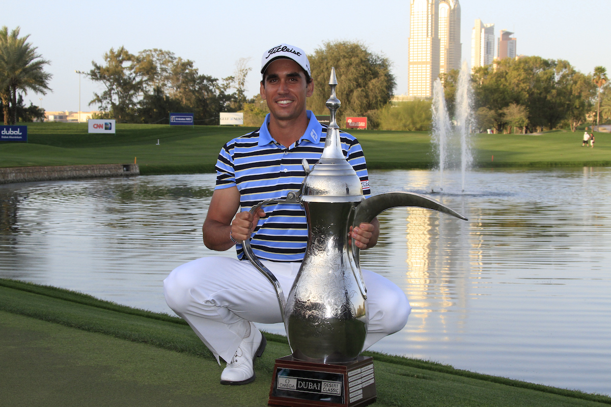 Rafa Cabrera Bello, con el trofeo de ganador del Omega Dubai Desert Classic 2012. © Golffile | Eoin Clarke