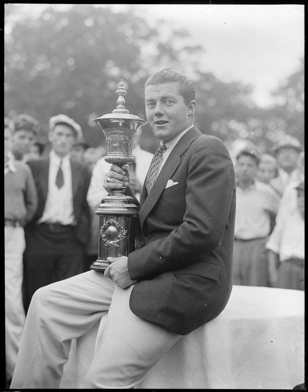 Lawson Little posa con el trofeo de ganador del U.S. Amateur de 1934.