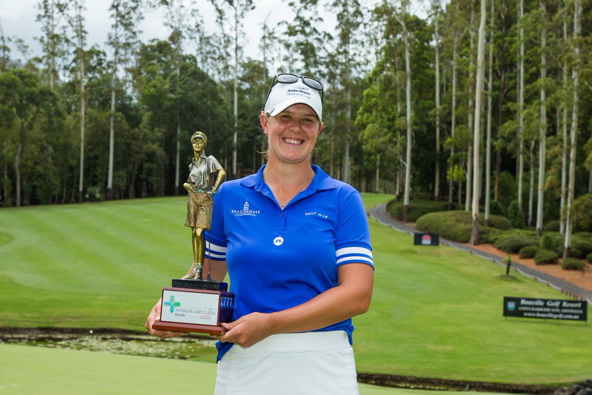 Marianne Skarpnord posa con el trofeo de ganadora del Pacific Bay Resort Australian Ladies Classic-Bonville. © Tristan Jones