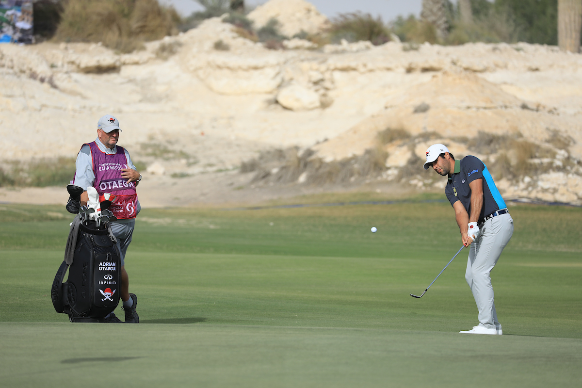 Adrián Otaegui durante la primera jornada en Qatar. (© Golffile | Phil Inglis