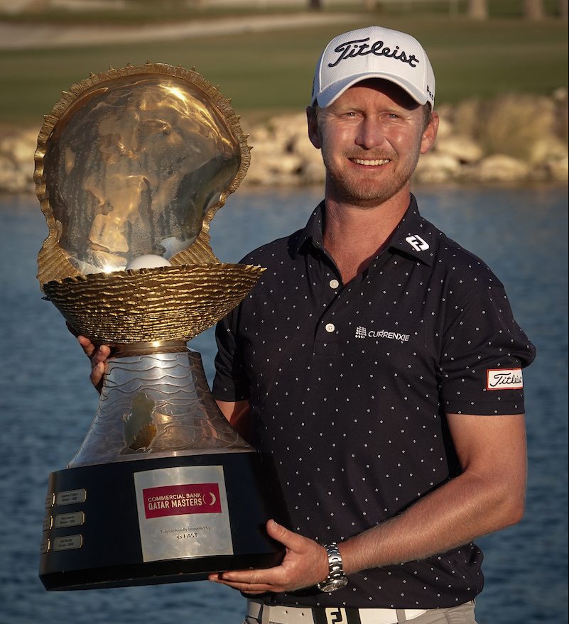 Justin Harding posa con el trofeo de ganador del Qatar Masters. © Golffile | Phil Inglis