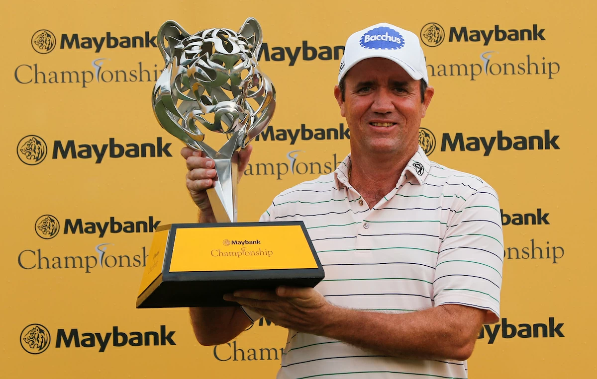 Scott Hend posa con el trofeo de ganador del Maybank Championship. © Golffile | Ahmad Yusni