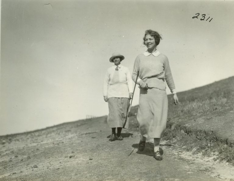 Marion Hollins (izquierda) en Pebble Beach en 1924. 