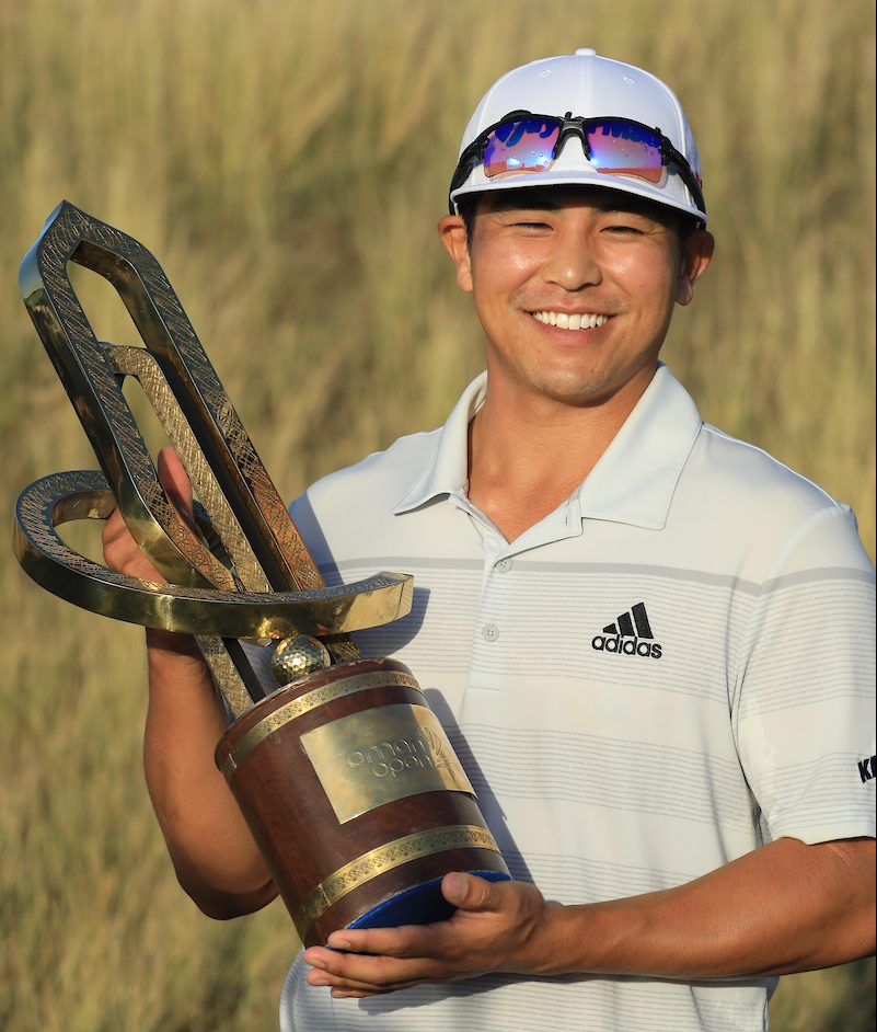 Kurt Kitayama posa con el trofeo de ganador del Oman Open. © Golffile | Phil Inglis