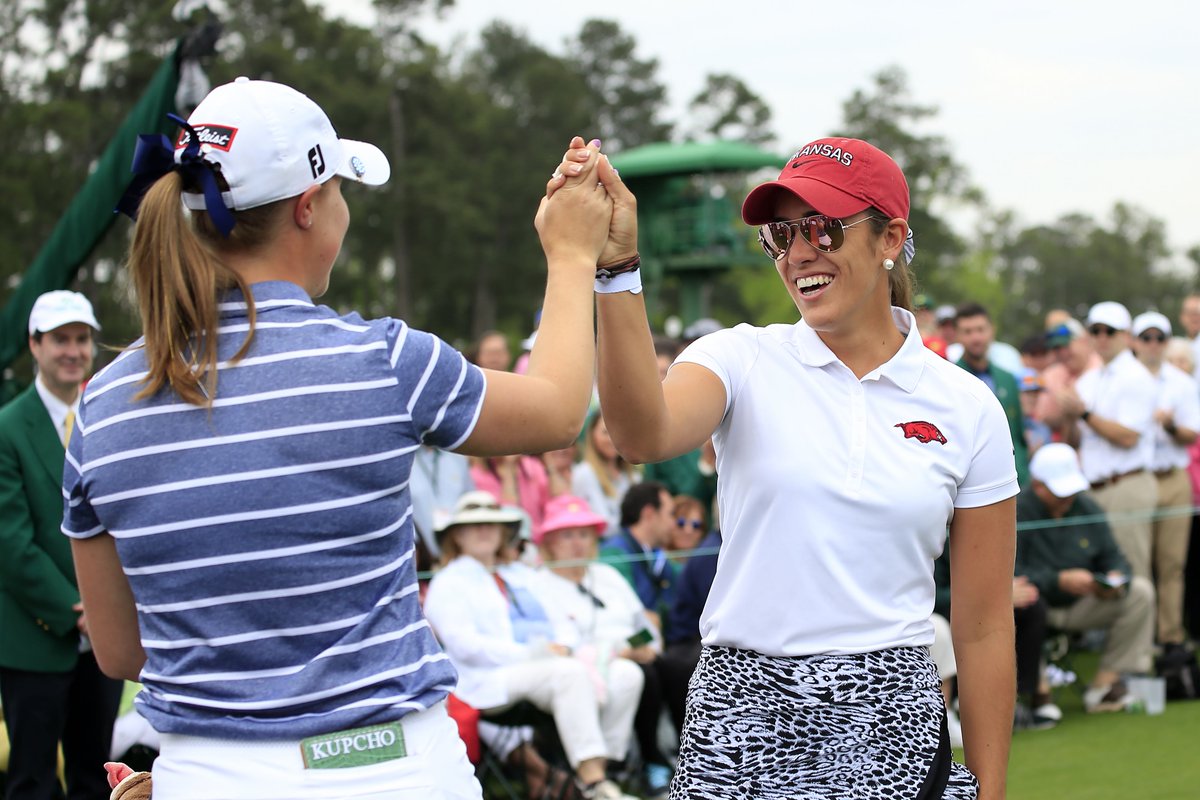 María Fassi y Jennifer Kupcho se saludan antes de salir a jugar la última ronda en Augusta. © ANWA