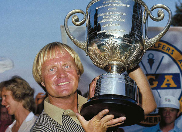  Jack Nicklaus con su trofeo de ganador del PGA Championship 1980. 