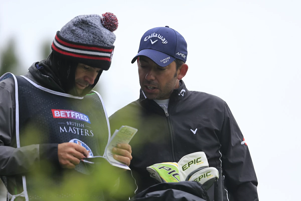Pablo Larrazábal y su caddie Raúl Quirós esta semana en el British Masters. © Golffile | Fran Caffrey