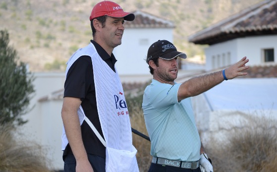 Iñaki Alustiza dialoga con su caddie durante la preparación de un golpe. Foto de Juan Pérez de Lema.
