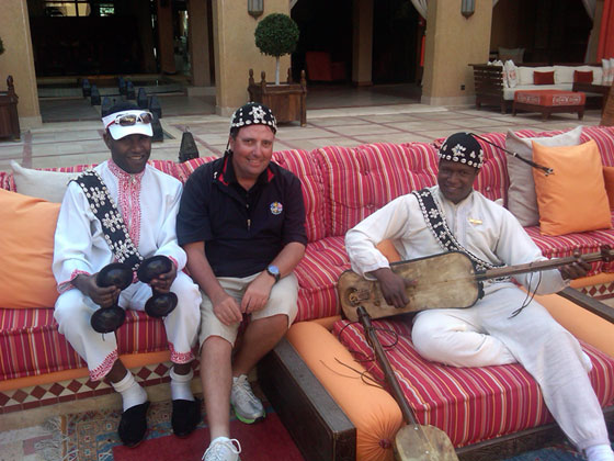 Pablo Aparicio, con dos lugareños en Agadir.