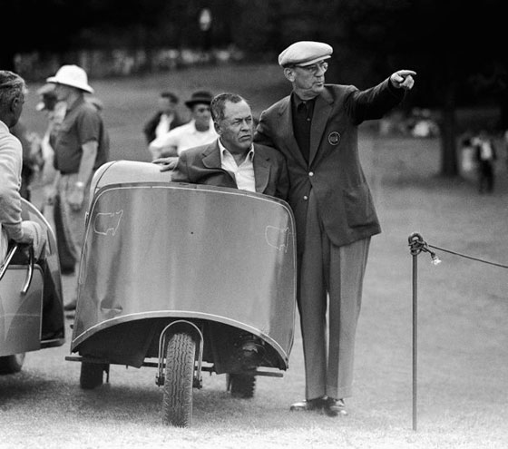 Bobby Jones señala el camino a la victoria al actor Cliff Roberts en el Masters de 1956.