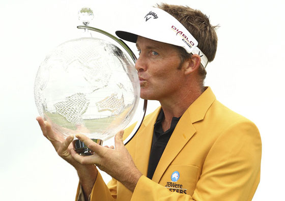 Stuart Appleby besa el trofeo de ganador en Australia.