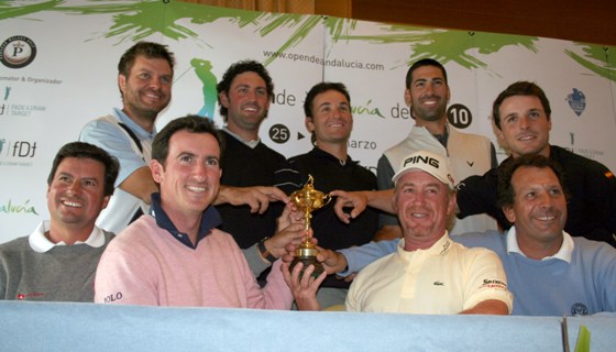 La Armada posa con una réplica de la Ryder en la sala de prensa del Open de Andalucía.