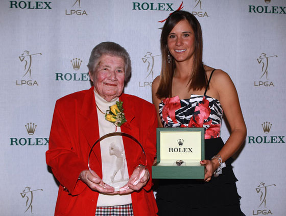 Azahara Muñoz posa durante la entrega de premios con Louise Suggs, fundadora del LPGA Tour que brinda su nombre al trofeo de Rookie del Año.