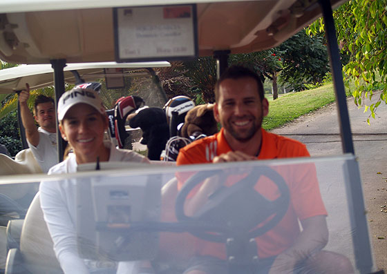 Azahara Muñoz y Sergio García comparten buggie después de jugar sus respectivos Pro-Am ayer en Abama.