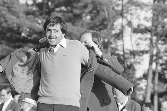 Seve Ballesteros recibe la Chaqueta Verde como ganador del Masters de Augusta de 1983.