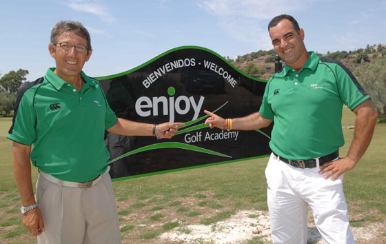 Diego Morito y Carlos Balmaseda posan en la Escuela. Foto de Luis Corralo.