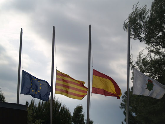 Todas las banderas del campo de El Prat ondean a media asta como tributo a Seve.