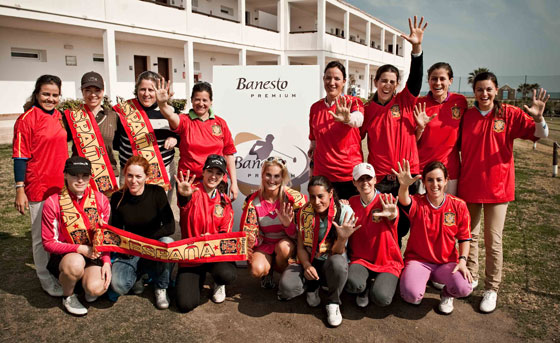 Fila superior: Marian Jiménez, Raquel Carriedo, Ana Belén Sánchez, María Martín, Laura Cabanillas, María Beautell, Virginia Espejo y Patricia Lobato; inferior: Christine Hallstrom, Sara Beautell, Mariana Macías, Laure Sibille, Carmen Montava, Itziar Elguezábal y Mireia Prat. Todas hacen el gesto de cinco por los tantos que endosó ayer España a Venezuela.