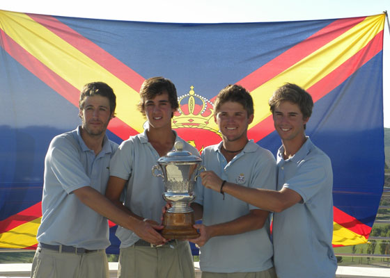 El equipo de Basozábal posa con el trofeo de ganador en el Raimat.