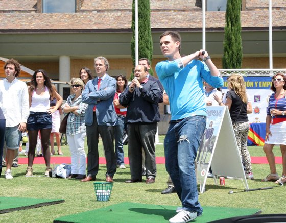Christian Gálvez pega un golpe durante su bautismo de golf.