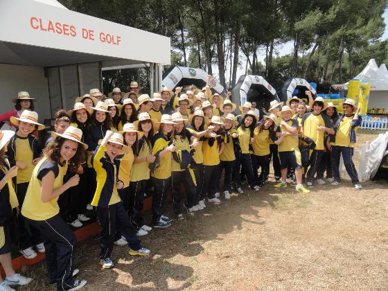 Un grupo de niños andaluces se lo pasa en grande en su bautismo de golf.