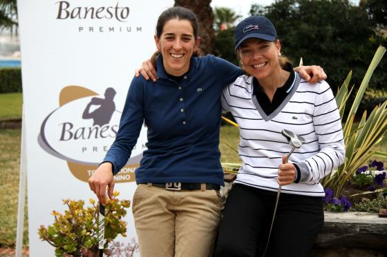 María Beautell y Raquel Carriedo posan en el campo de El Parador. Jesús Rodríguez.