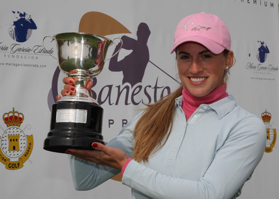Belén posa con el trofeo de campeona de la primera prueba del Banesto Tour.