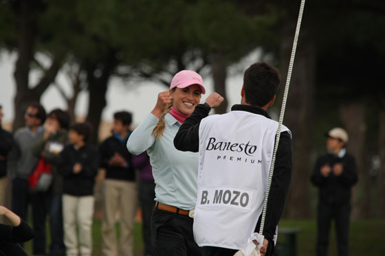 Belén Mozo celebra el triunfo con su hermano Jesús tras hacer un gran birdie en el 18.