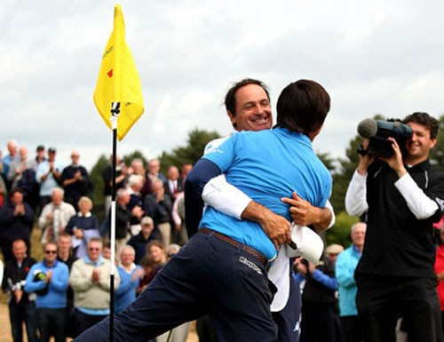 Alberto Binaghi, mentor de Matteo Manassero, abrazo al italiano tras su triunfo en el British Amateur hace dos años.