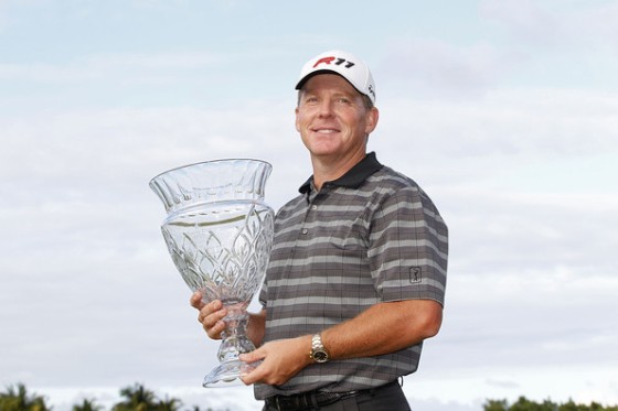 Michael Bradley posa con el trofeo de ganador en Puerto Rico.