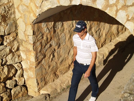 Alejandro Cañizares cruza el túnel que lleva al hoyo 18