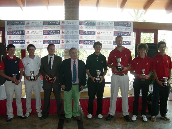 El campeón de la Copa Andalucía posa con el trofeo en Almería.