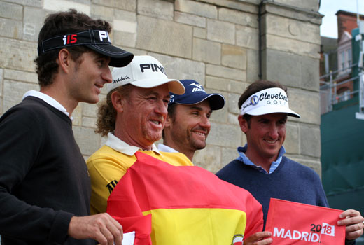 Alejandro Cañizares, Jiménez, Garrido y Fernández Castaño posan con la bandera de España en apoyo a la candidatura de la Ryder 2018 en Madrid.