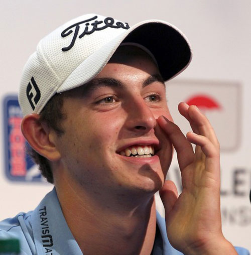 Patrick Cantlay, feliz tras su vuelta de 60 golpes, atiende a los medios.