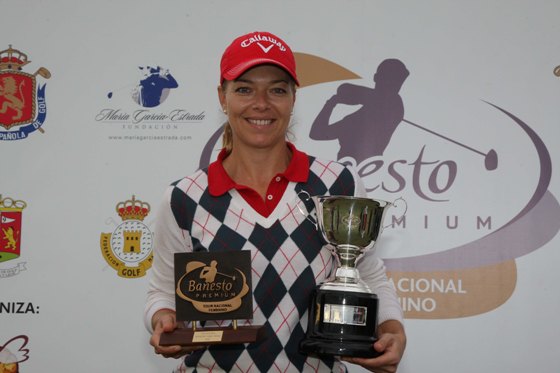 Raquel Carriedo posa con los trofeos que ha conquistado hoy en Villaitana.