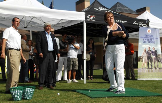 Instante del bautismo de golf de Celia Villalobos, ex ministra de Sanidad.