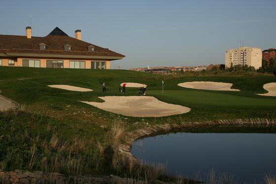Imagen de la casa club del Centro Nacional de Golf de Madrid.