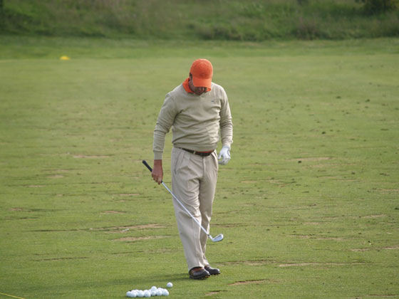 Chema Olazábal calienta en el campo de prácticas poco antes de iniciar su vuelta junto a Montgomerie.