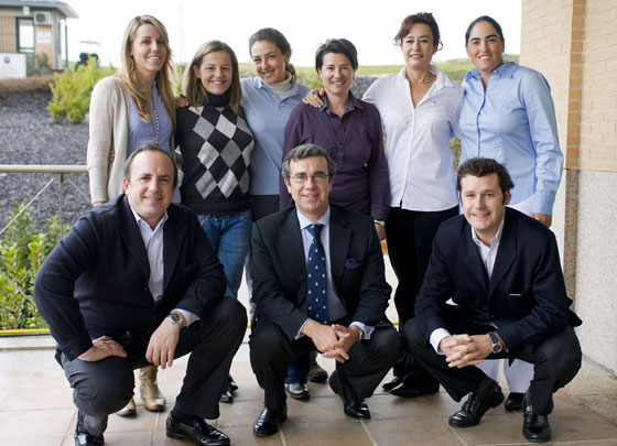 Las profesionales de Madrid posan con los federativos. Gnews.