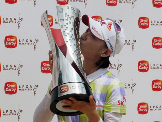 Na Yeon Choi besa el trofeo de campeona del Sime Darby LPGA de Malasia.