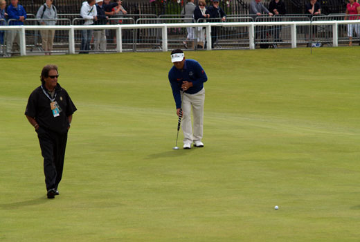 K.J. Choi patea de esta manera tan peculiar en el green del 18 de At. Andrews.