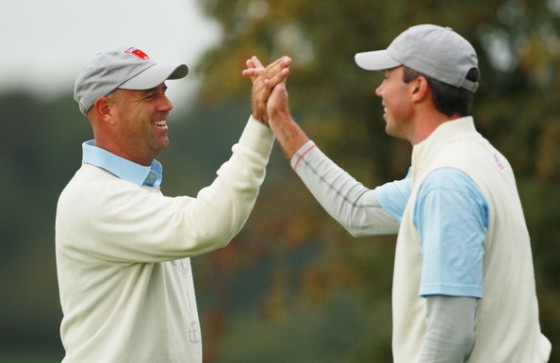 Stewart Cink y Matt Kuchar se saludan tras uno de los magníficos putts que ha metido hoy el primero de ellos.