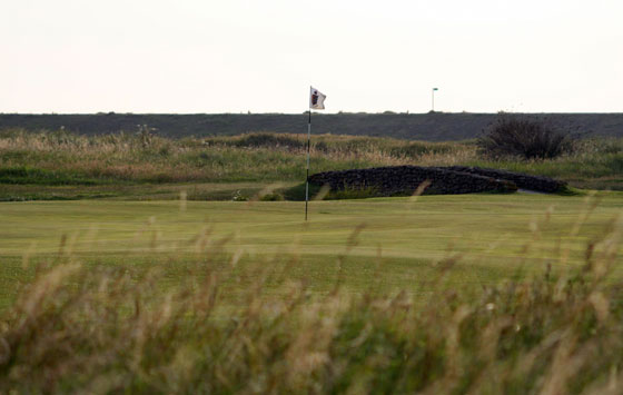 Vista del green del hoyo 1 del Royal Cinque Ports Golf Club, un links en estado puro.