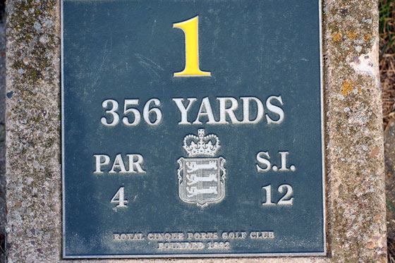 La placa del tee del 1 del Royal Cinque Ports Club, campo fundado en 1892.