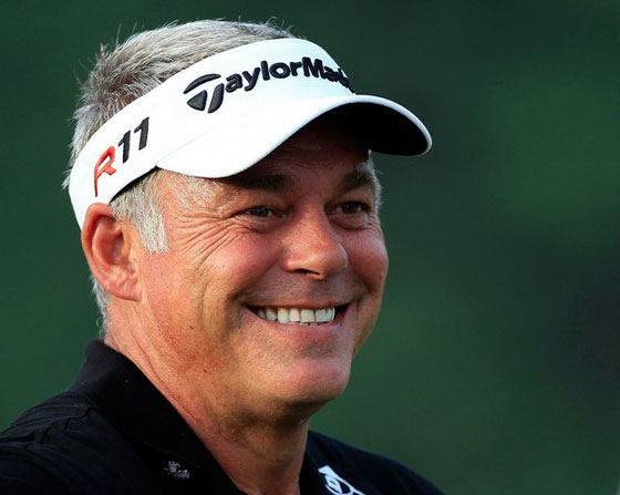 Darren Clarke sonríe ayer durante la vuelta de prácticas en Akron.