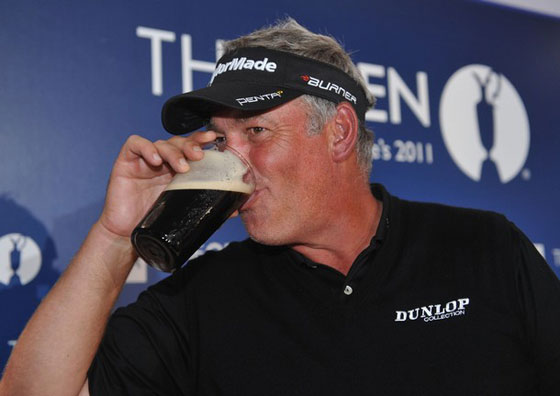 Clarke brinda con cerveza negra por su victoria en el British Open.