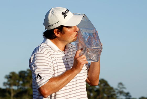Tim Clark besa el trofeo de ganador del The Players Championship 2010.